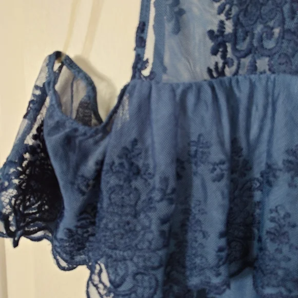 Francesca's Mi ami Sleeveless Cold Shoulder Frilly Lacy Indigo Top Medium - Picture 5 of 11